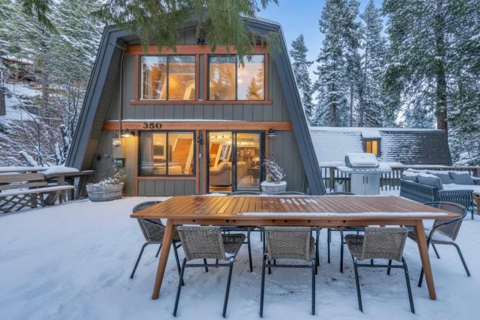 Cozy Cabin- Large Deck , Near the Slopes Cabin in Lake Tahoe
