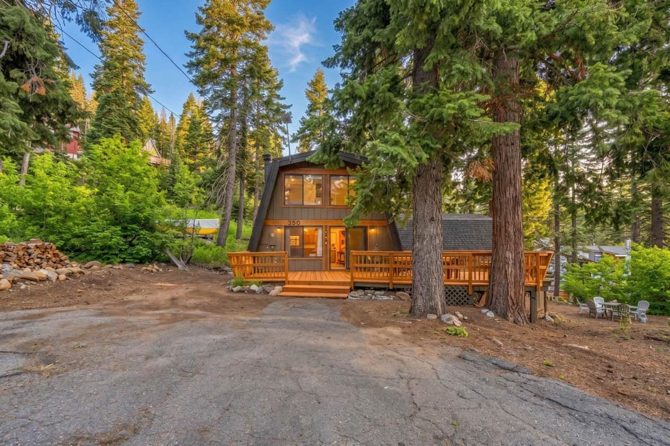 Cozy Cabin- Large Deck , Near the Slopes Cabin in Lake Tahoe