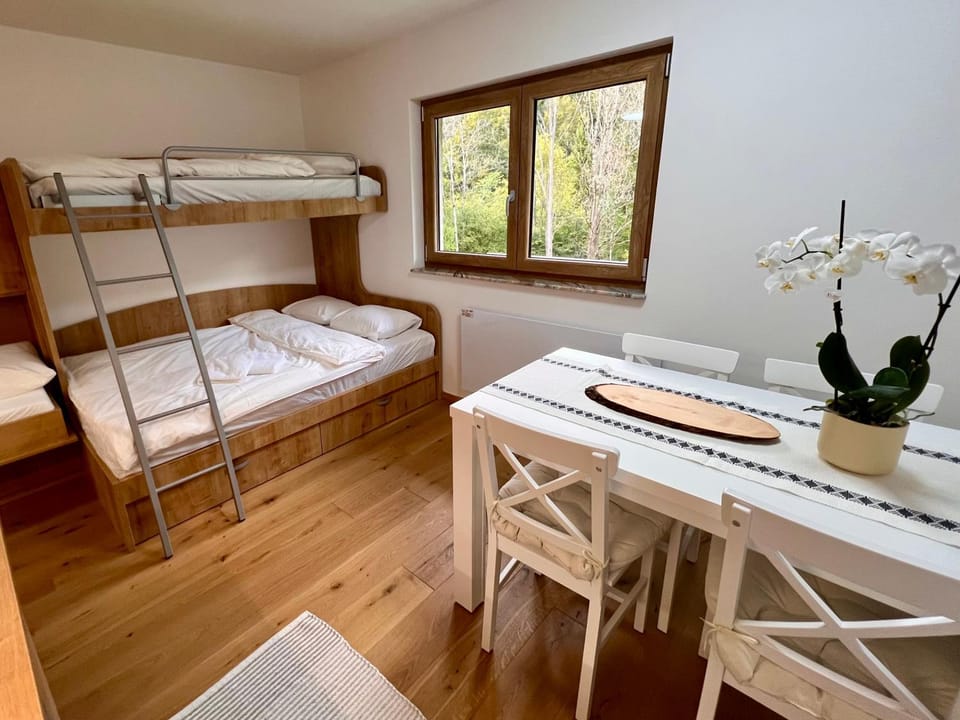 Bed, Dining area, Bedroom, bunk bed