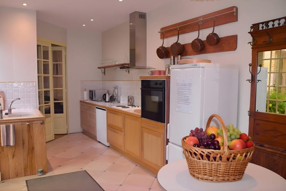 Coffee/tea facilities, dishwasher, microwave, oven, storage, stove, toaster, kitchen