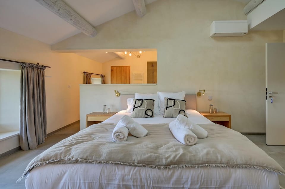 Bed, Photo of the whole room, Bedroom, towels