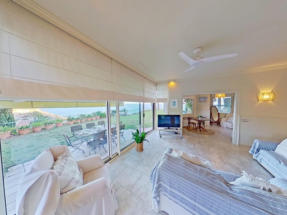 Communal lounge/ TV room, Garden, Dining area, Garden view