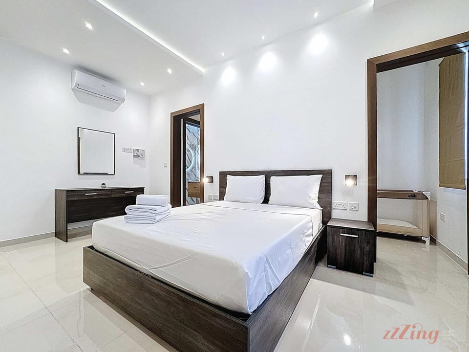 Bed, Bedroom, towels, air conditioner