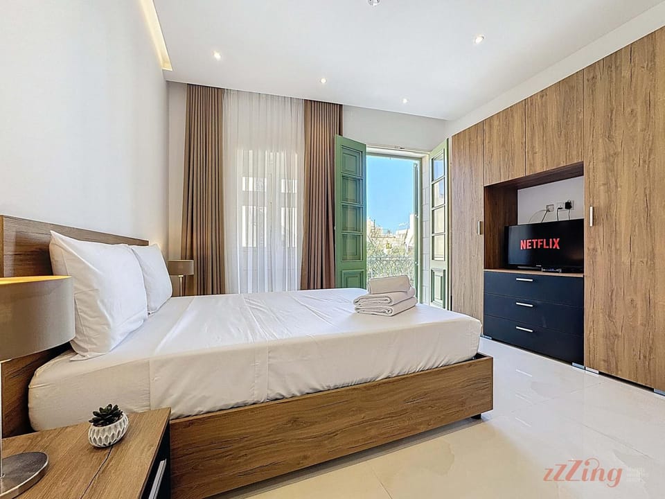 Bed, TV and multimedia, Bedroom, wardrobe