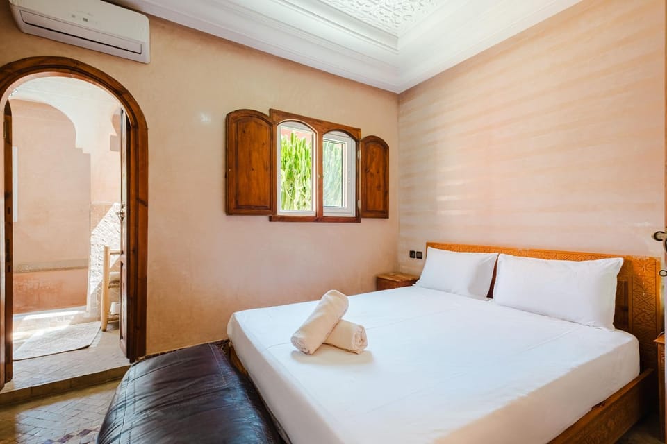 Bedroom, towels