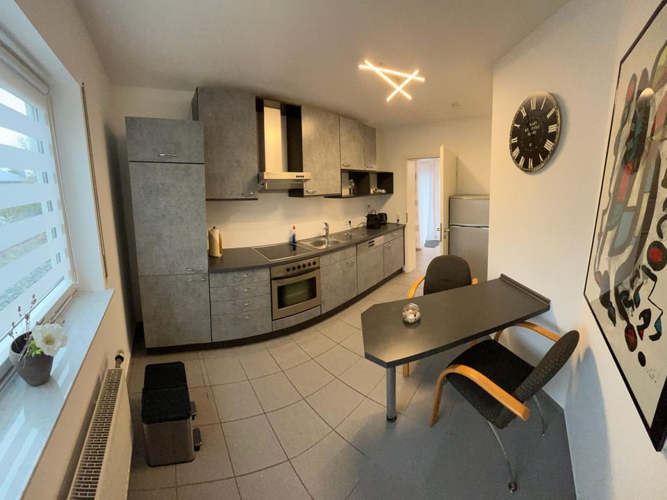 Coffee/tea facilities, Kitchen or kitchenette, Dining area, dishwasher, microwave, minibar, oven, stove, toaster