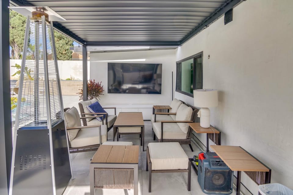 Pool & Patio Access: Relaxing Apt in Granada Hills Apartment in Granada Hills