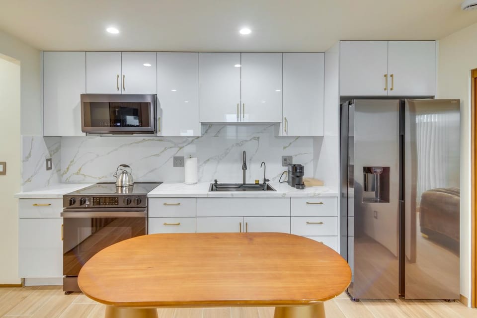 1 Mi to CSUN: Quiet Apartment w/ Pool Access Apartment in Granada Hills
