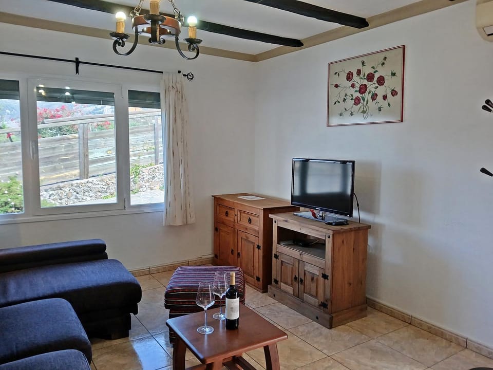 Communal lounge/ TV room, TV and multimedia, Living room, Seating area