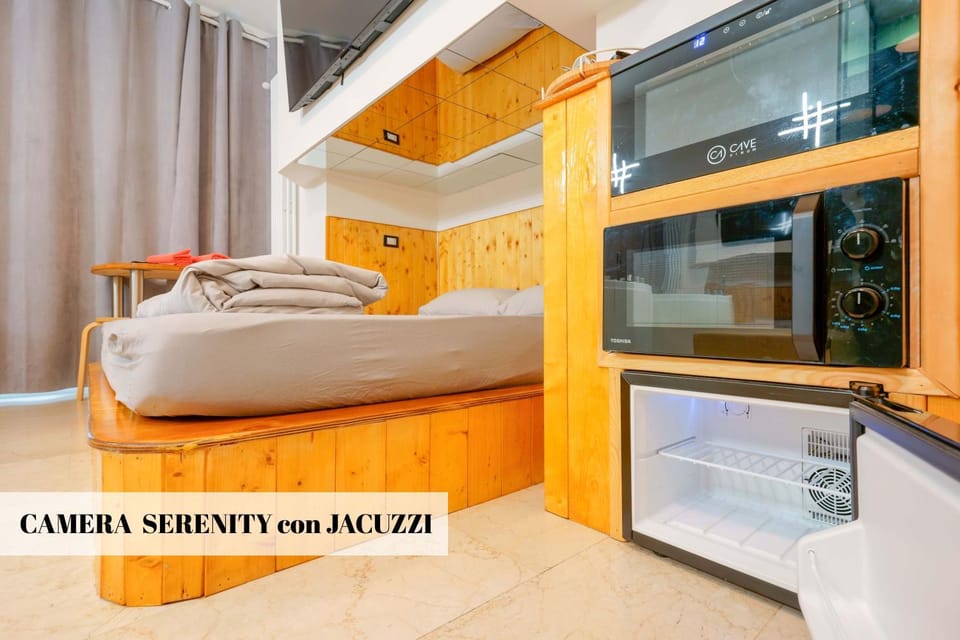 Bedroom, microwave