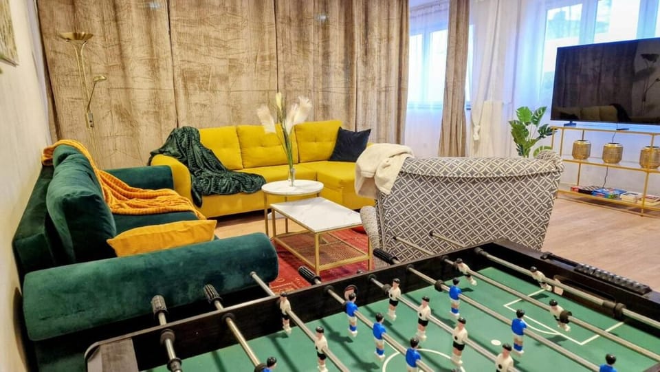 TV and multimedia, Living room, Evening entertainment