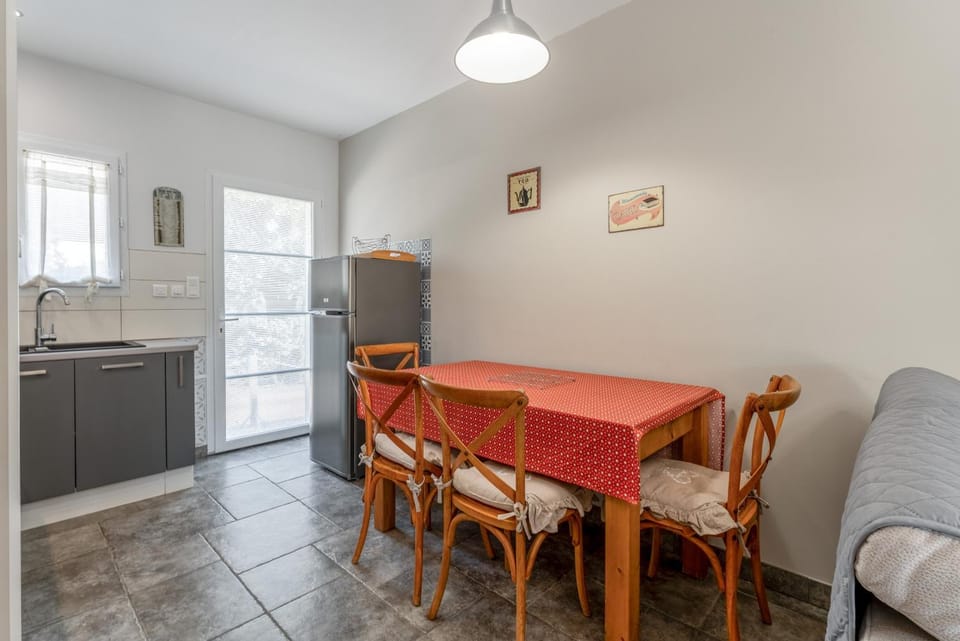 Property building, Kitchen or kitchenette, Living room