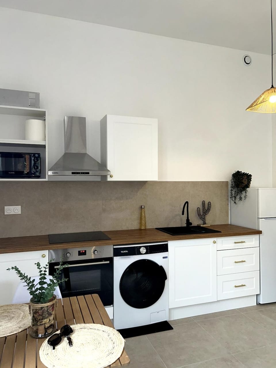 Kitchen or kitchenette, stove, washing machine