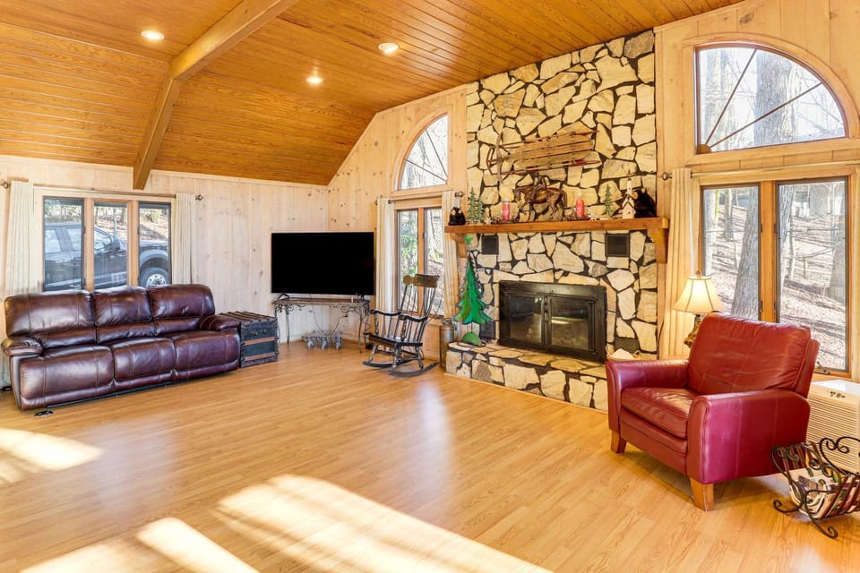 2 Mi to Slopes! Spacious Ski Getaway w/ Mtn Views House in Tennessee