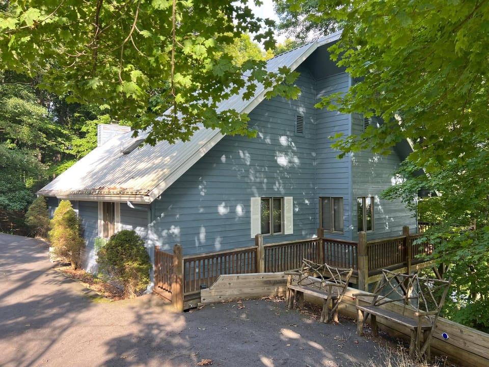 2 Mi to Slopes! Spacious Ski Getaway w/ Mtn Views House in Tennessee