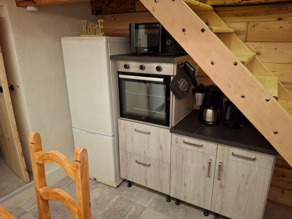 Coffee/tea facilities, microwave, oven, toaster