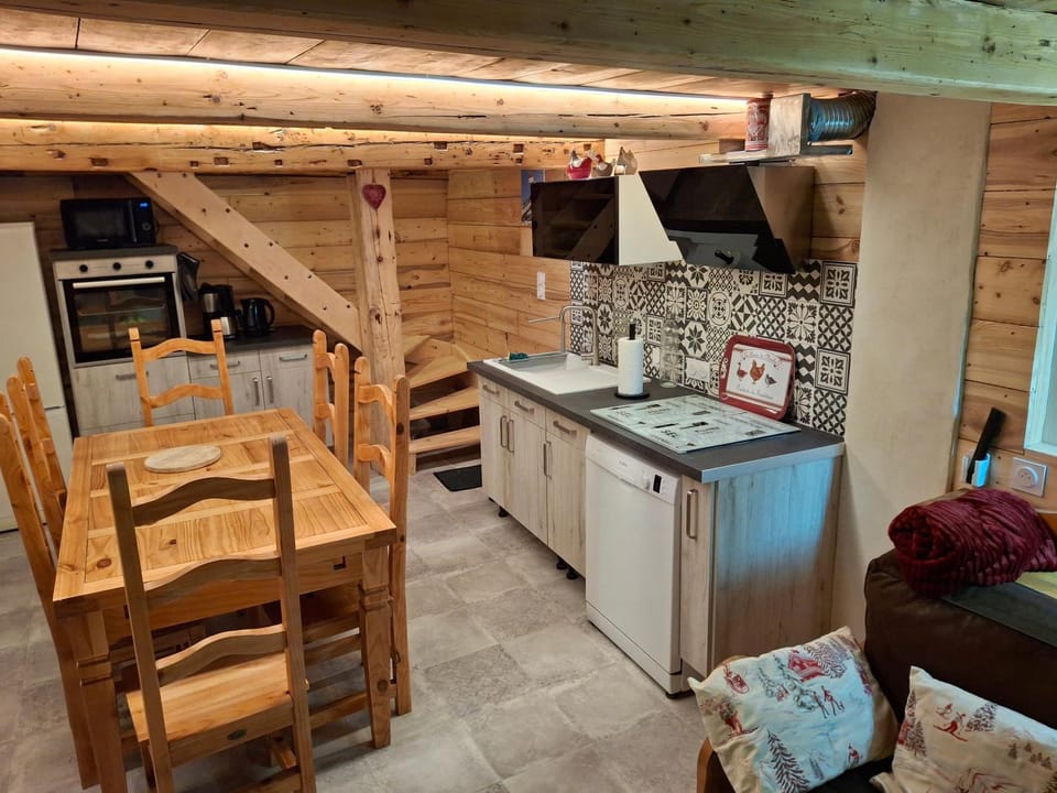 Kitchen or kitchenette, dishwasher, oven, stove
