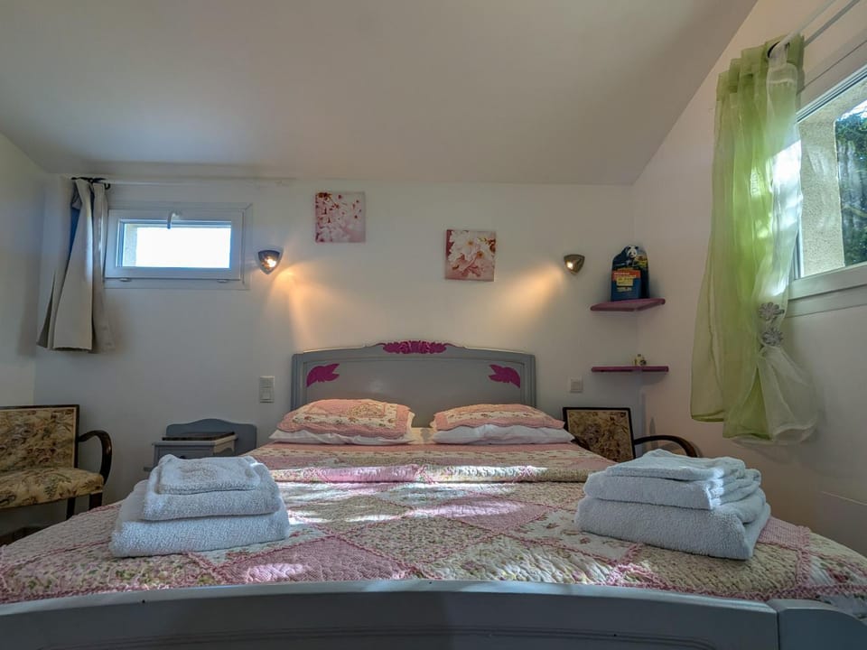 Bed, Photo of the whole room, Bedroom, towels