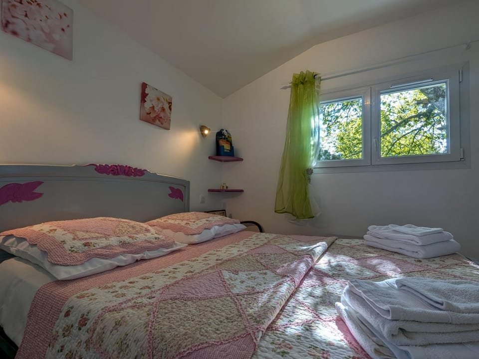 Bed, Photo of the whole room, Bedroom, towels