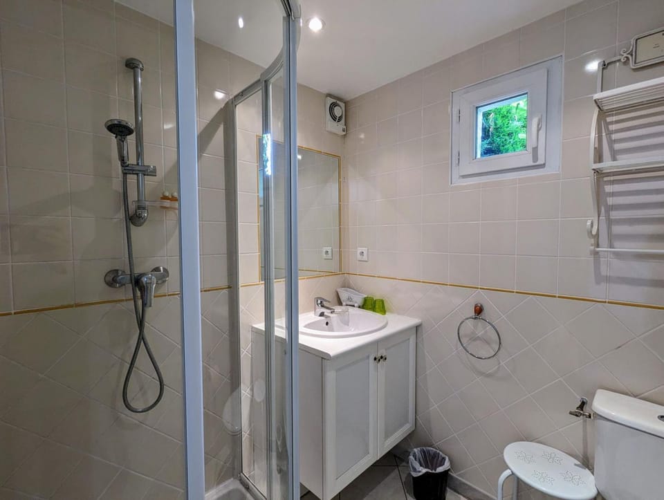 Shower, Toilet, Bathroom, towels