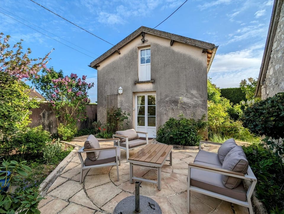 Property building, Patio, Day, Garden, Garden view