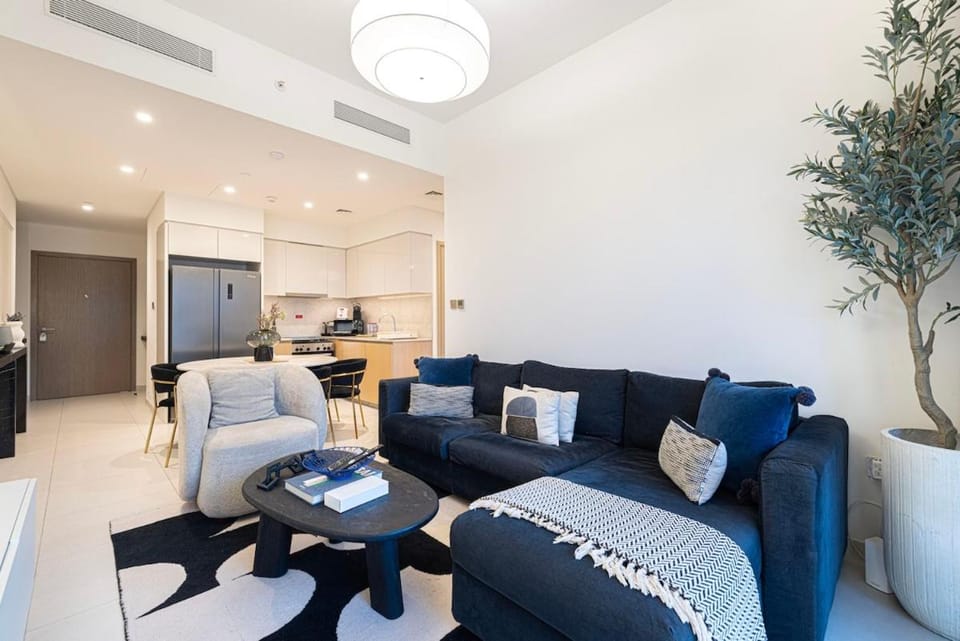 Designer 2BR, Burj Khalifa View & Dubai Mall 2 minutes walk Apartment in Dubai