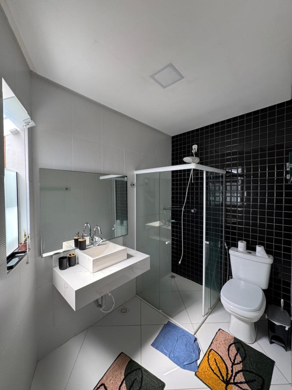 Shower, Toilet, Bathroom, towels