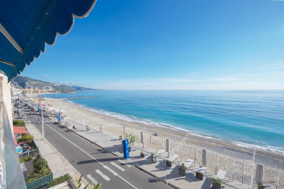 Joli appartement à Menton centre - vue mer Apartment in Menton