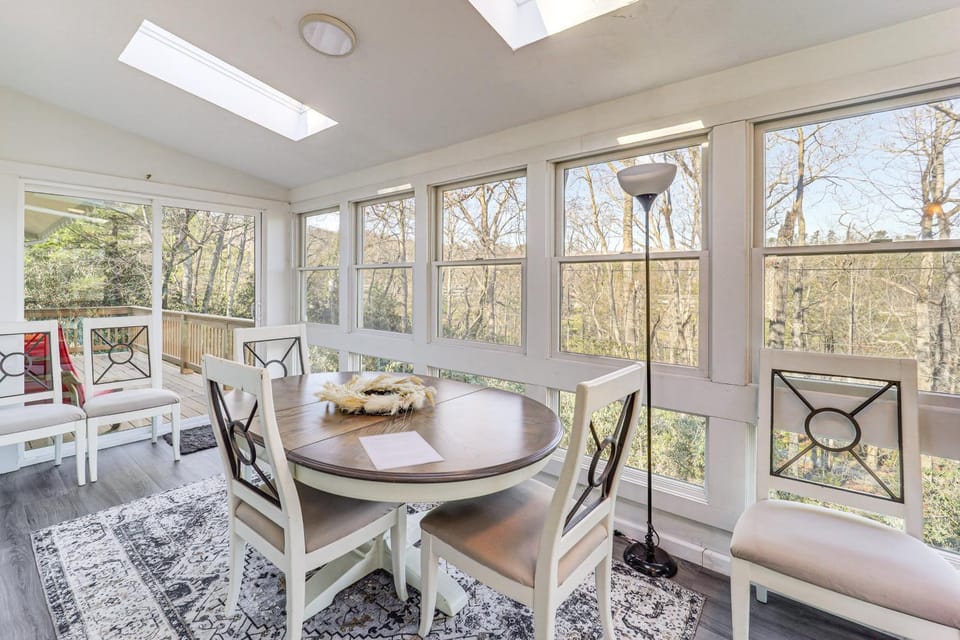 ‘Mountain Golf’ Family Home w/ Deck in Spruce Pine House in Mitchell County