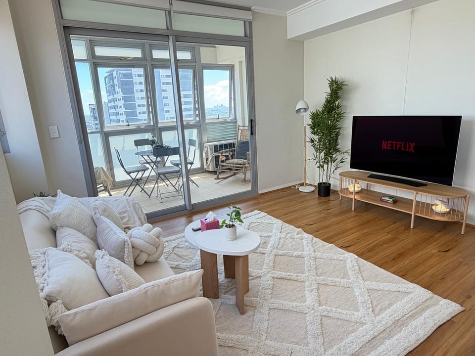 TV and multimedia, Living room, Seating area, Evening entertainment