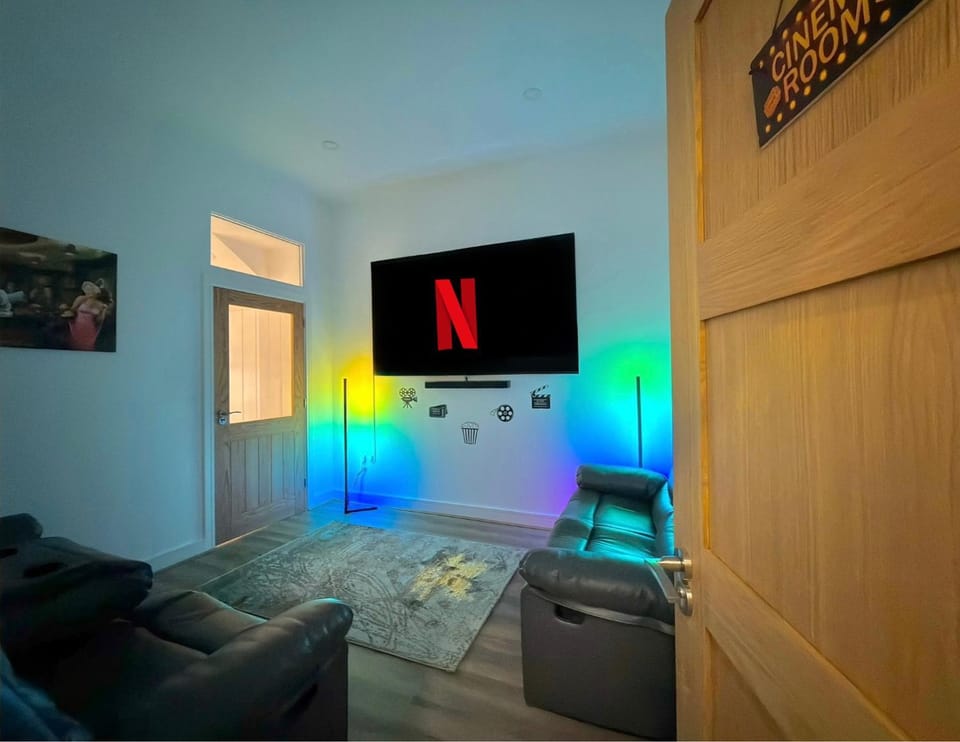 Communal lounge/ TV room, TV and multimedia, Living room, Seating area, Evening entertainment
