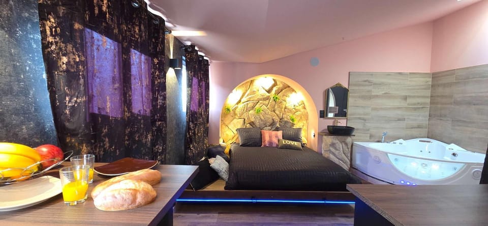 LX187 Ecrin d'Amour jacuzzi privé - cœur de Hyères Apartment in Hyères