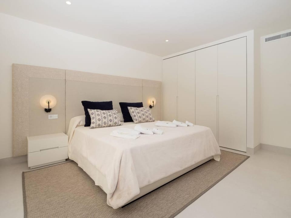 Bed, Photo of the whole room, Bedroom, towels, wardrobe