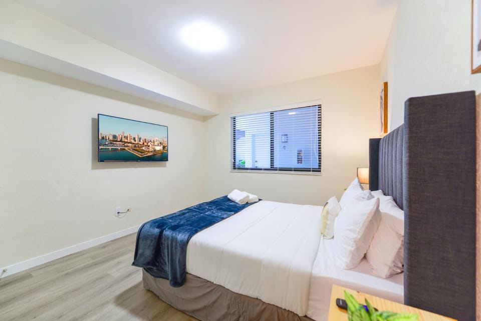 Bed, TV and multimedia, Bedroom, towels