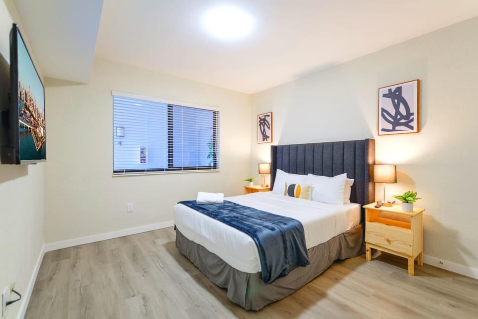Bed, TV and multimedia, Bedroom