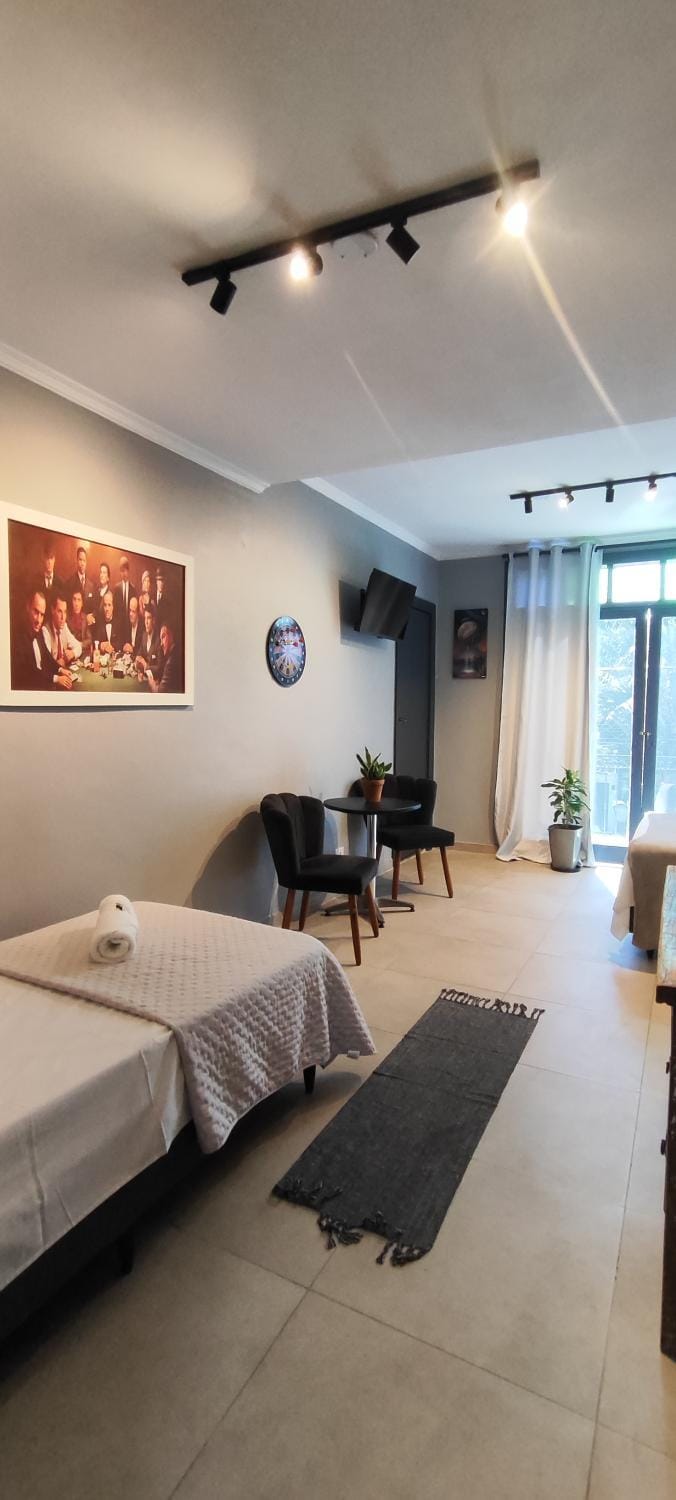 Bed, TV and multimedia, Photo of the whole room, Seating area, Bedroom