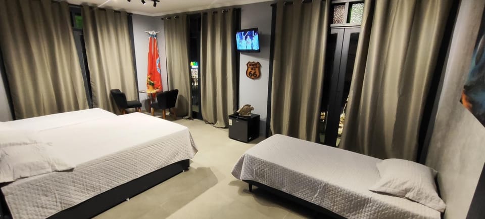 Bed, TV and multimedia, Photo of the whole room, Bedroom