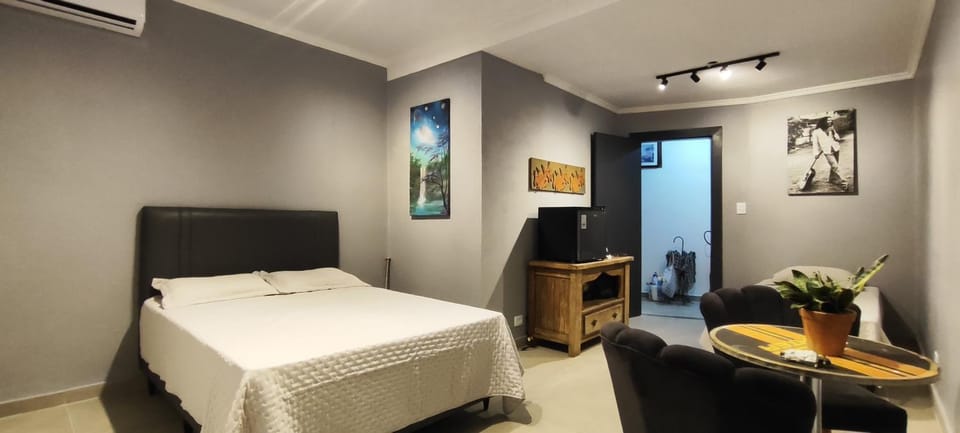 Bed, TV and multimedia, Photo of the whole room, Bedroom, air conditioner