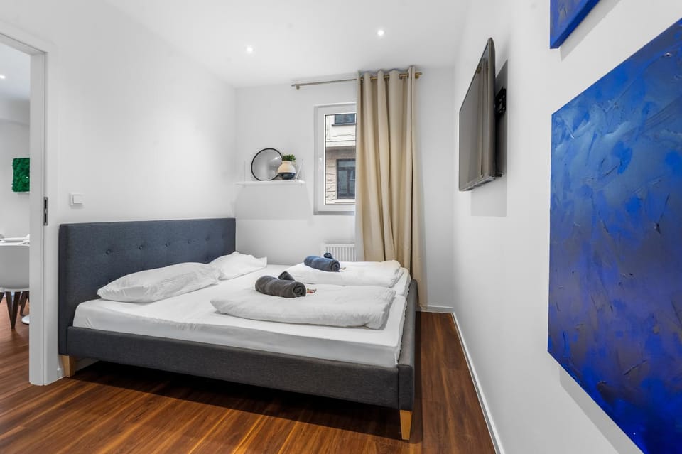 Bed, TV and multimedia, Photo of the whole room, Bedroom, towels