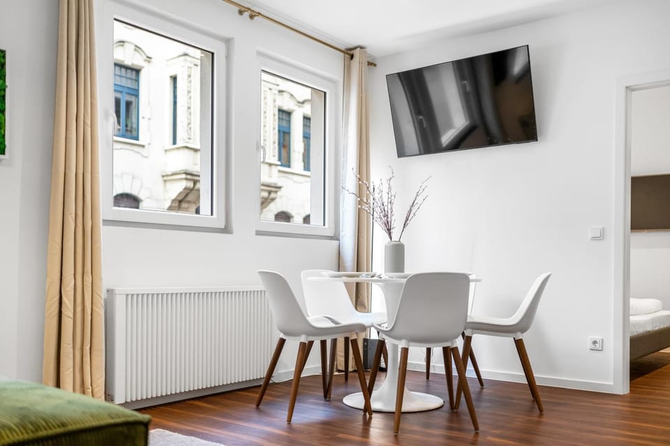 TV and multimedia, Living room, Seating area, Dining area, internet