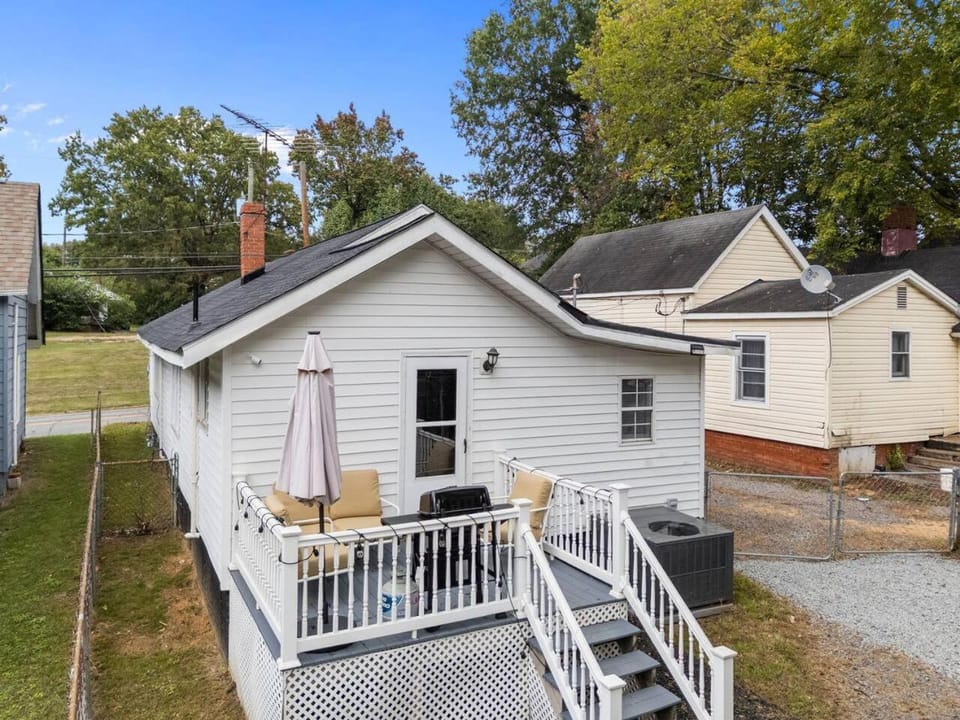 Spacious & Fun-Ready, Mins 2 Speedway, Sleeps 6 House in Kannapolis