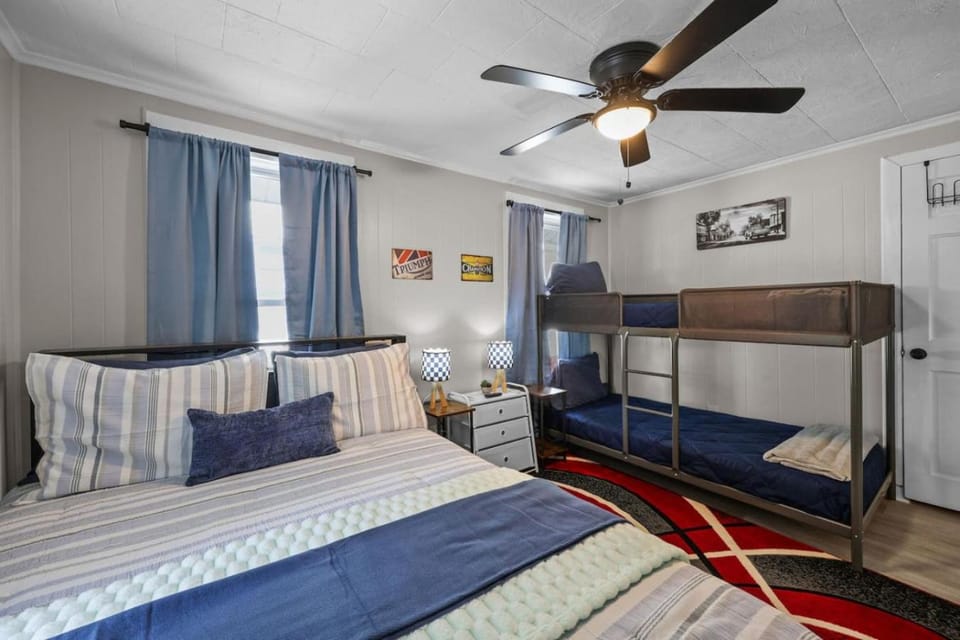 2BR Near Motor Speedway - Deck - Sleeps 6 - BBQ House in Kannapolis