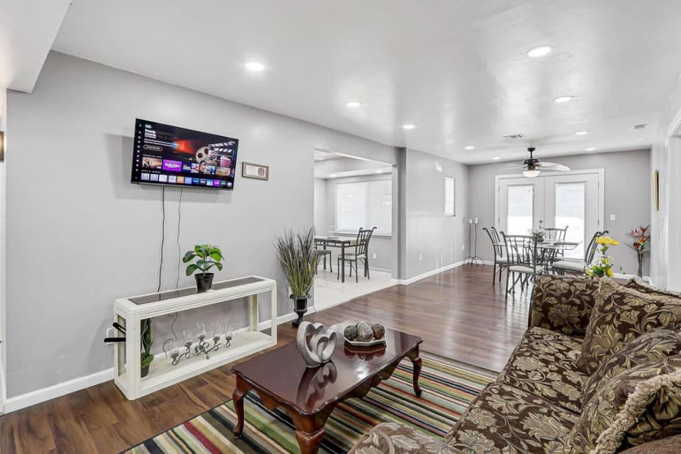 TV and multimedia, Living room, Seating area, Evening entertainment