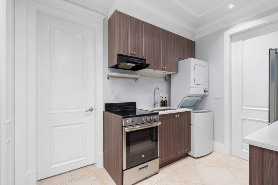Kitchen or kitchenette, stove, washing machine, dryer