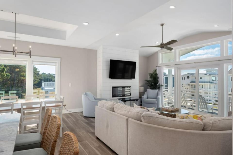 TV and multimedia, Living room, Food and drinks, Seating area, Dining area, Food