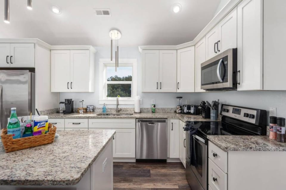 Coffee/tea facilities, Kitchen or kitchenette, dishwasher, minibar, oven, pet friendly, stove, toaster, washing machine, dryer