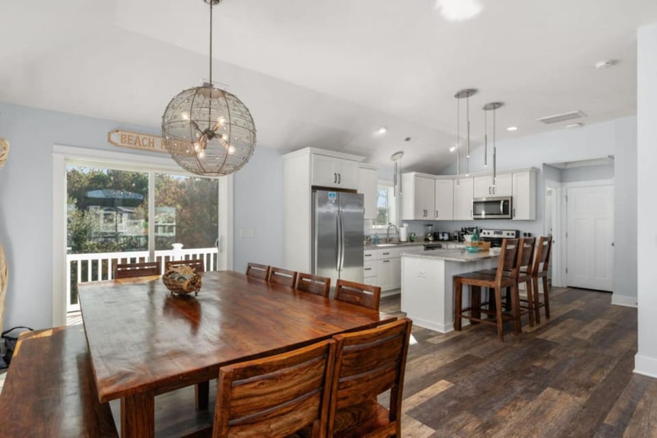 Kitchen or kitchenette, Dining area, dishwasher, minibar, oven, pet friendly, stove