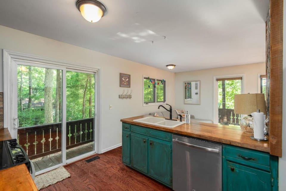 Hyco Lake Hideout - Lakefront Escape, Dock, Fire Pit, Family friendly! House in North Carolina