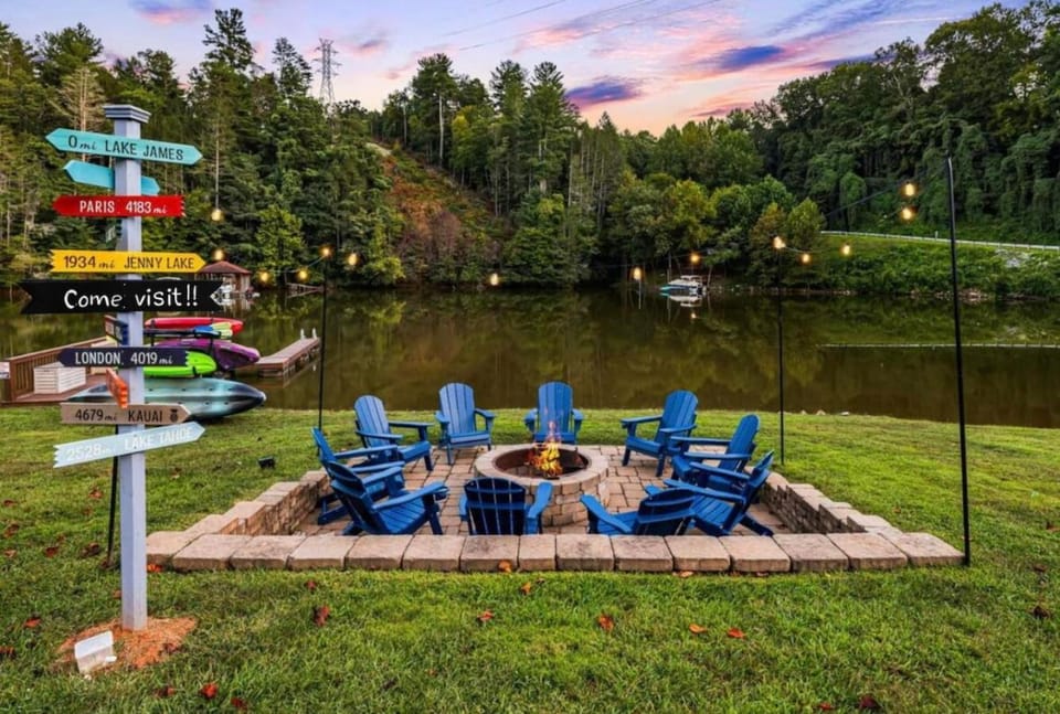 LKJ - Lakefront Home, Hot tub, Fire Pit, Games and Movie Room! House in Tennessee
