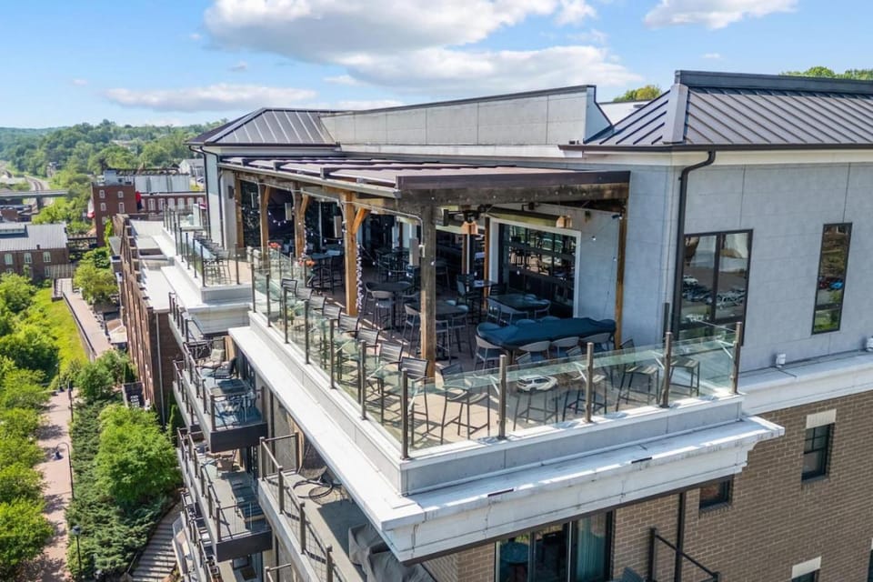 Luxury Downtown Loft - Balcony and Rooftop Bar! Apartment in Madison Heights
